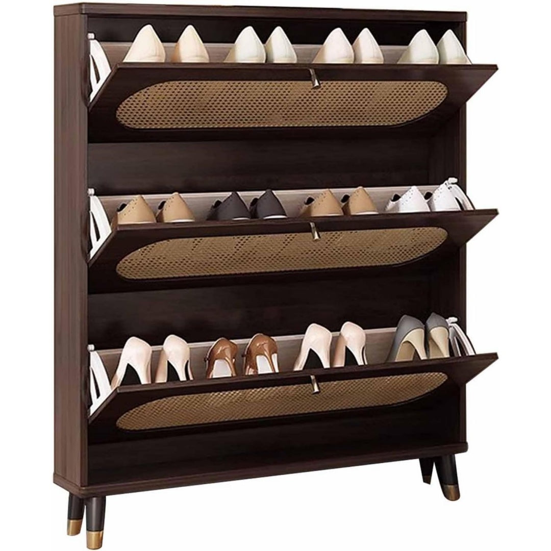 Belle armoire a chaussures avec des portes en rotin tresse